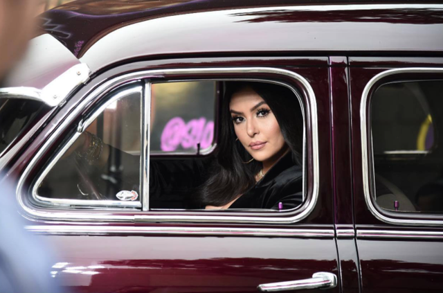 瓦妮莎出席活动,一身粉红色穿搭抢镜,女强人风范十足