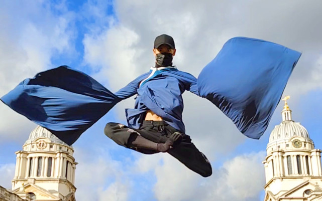 在马蛟龙的视频中,他的动作行云流水,身姿矫健优美,就如同一条真正的
