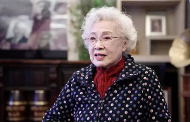 中国第一美女秦怡经历婚姻不幸晚年丧子如今百岁依旧优雅