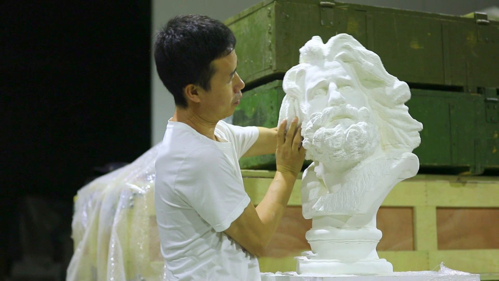 "纸雕艺术家"李洪波:颠覆雕塑艺术传统思维,作品展览震惊美国人_腾讯