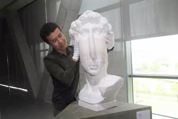 "纸雕艺术家"李洪波:颠覆雕塑艺术传统思维,作品展览震惊美国人
