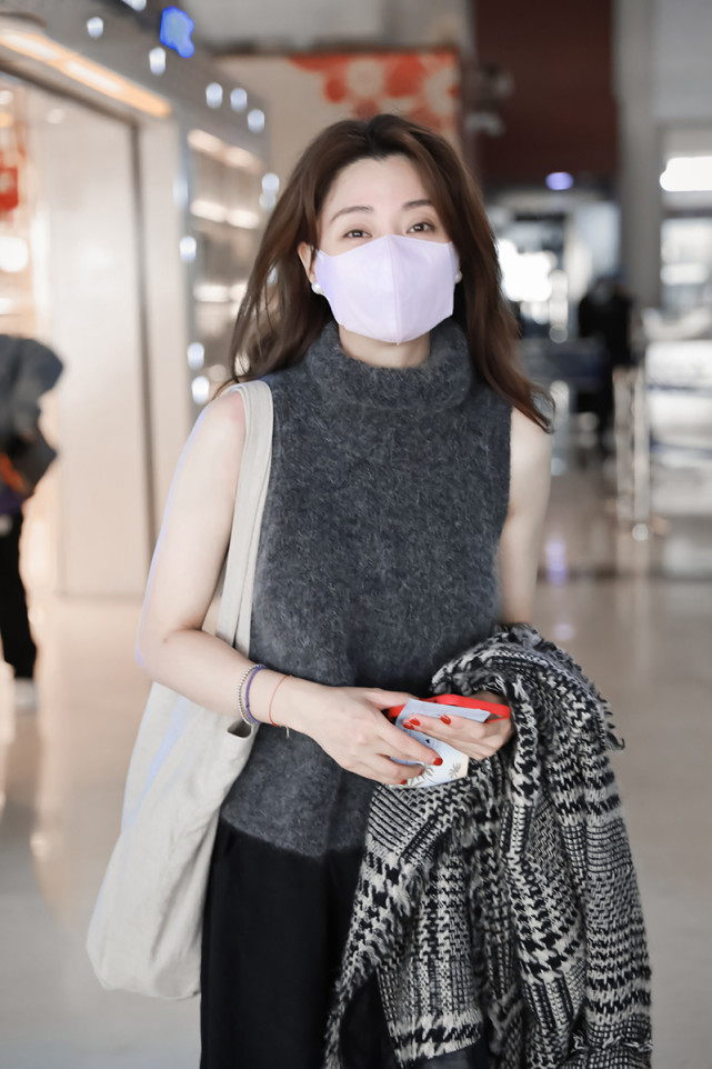 殷桃年后机场首秀,情人节穿无袖毛衣赶机,大冷天要风度不要温度真窈窕