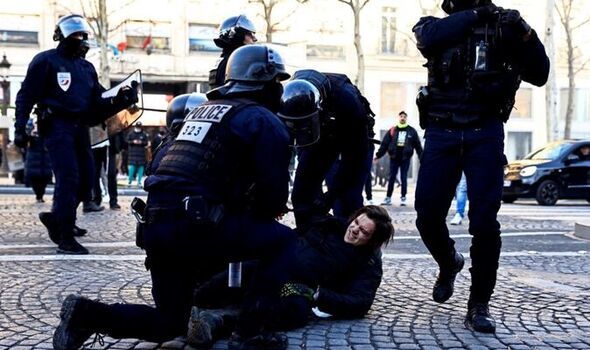 法国警察封锁巴黎发射催泪瓦斯，担心出现“黄背心”式骚乱胡萝卜手工制作兔子