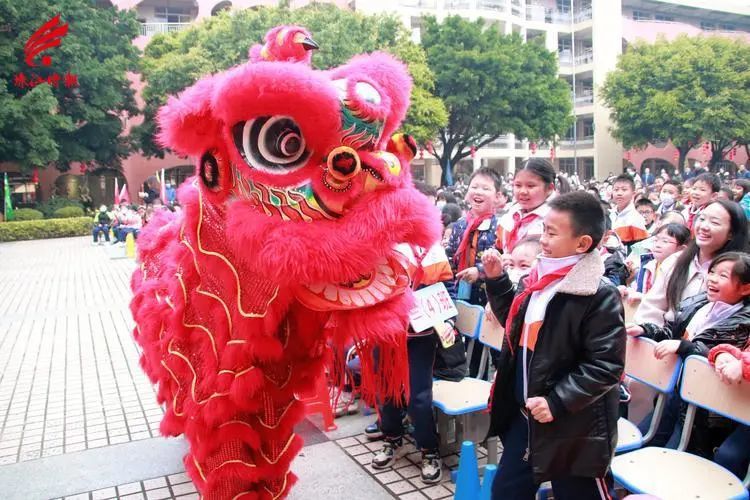 大瀝鎮黃岐第二小學在開學日佈置了北京冬奧會和冬殘奧會吉祥物