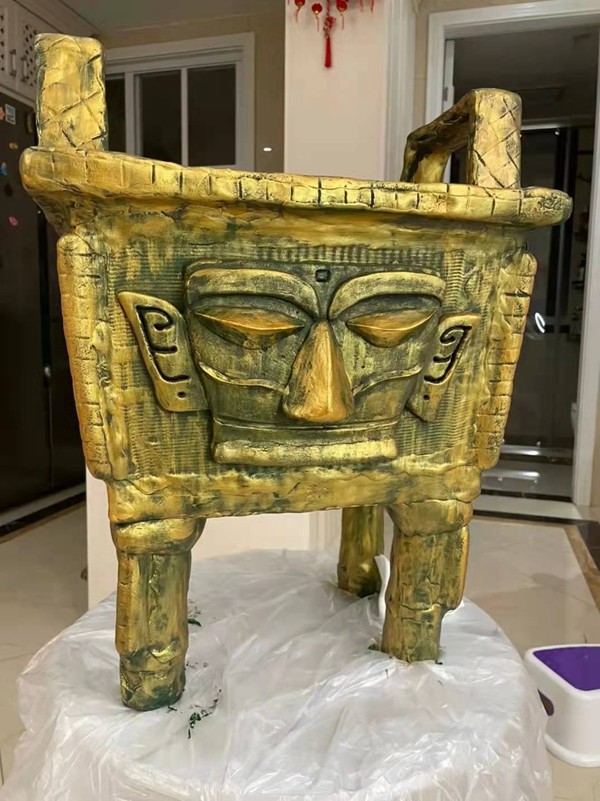父女俩用纸箱做出青铜鼎妈妈灵感来自春晚三星堆青铜面具
