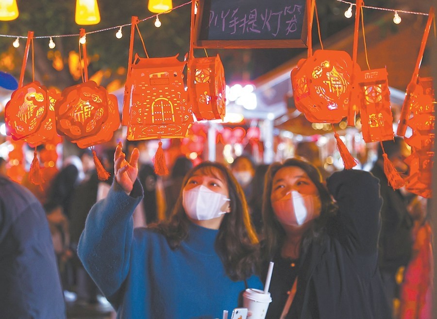 泉州古城华灯璀璨迎元宵市民漫步古街小巷观灯赏景