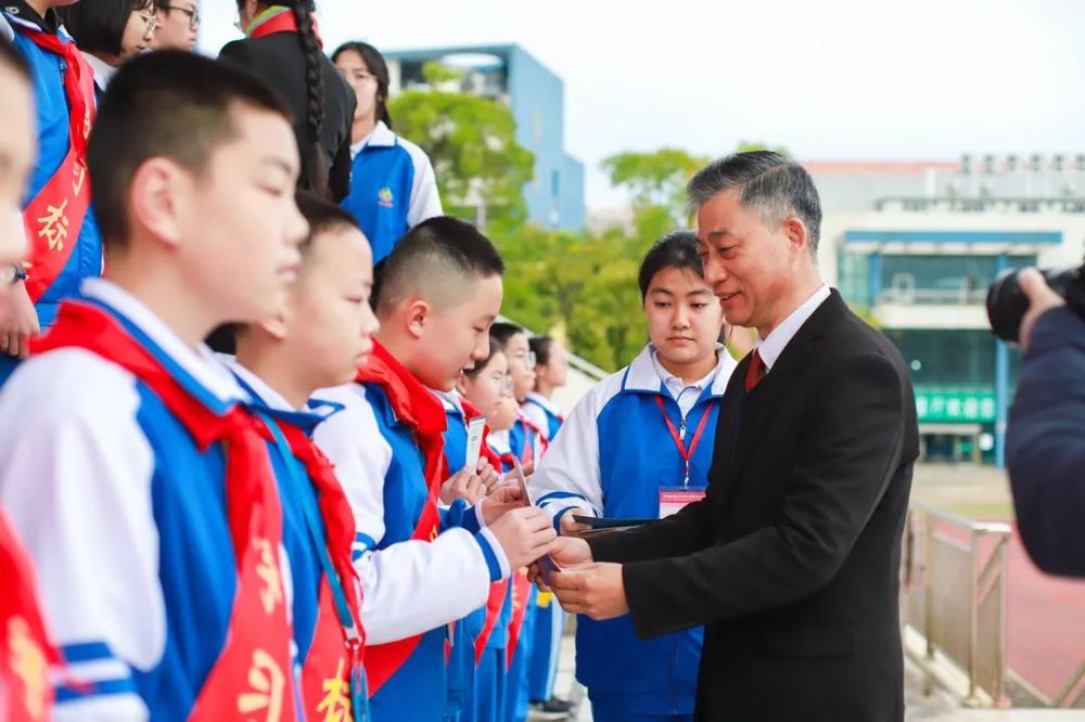 典礼表彰了2021—2022学年第一学期"学习标兵,包括初一年级蔡梓朗