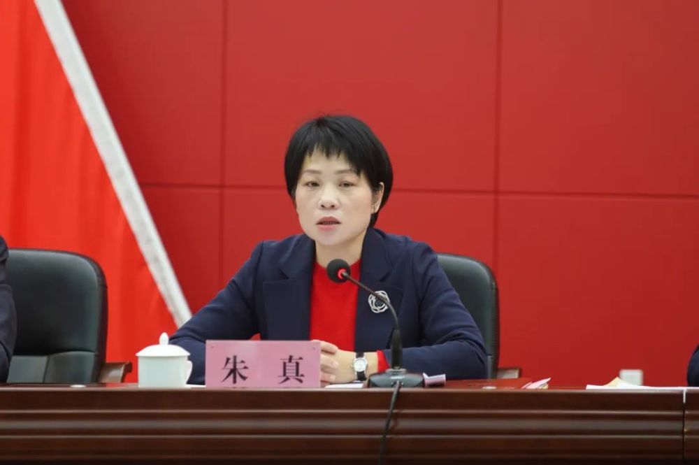 区长林晓强主持会议,常务副区长沈义勇宣读了《关于表彰龙文区2021