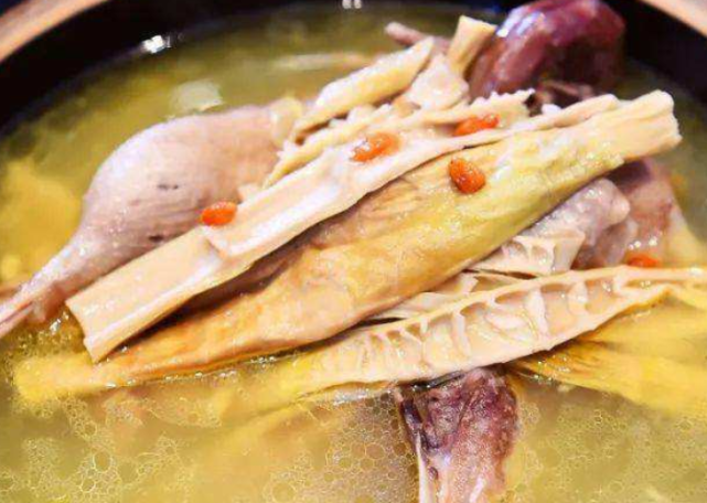 冬日里给孩子做一份笋干老鸭煲鲜嫩又解馋吃一次念念不忘