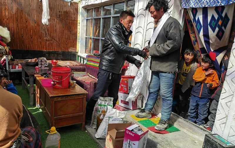 近日,仲巴县公安局帕江乡派出所组织开展辖区治安志愿者交流慰问活动.