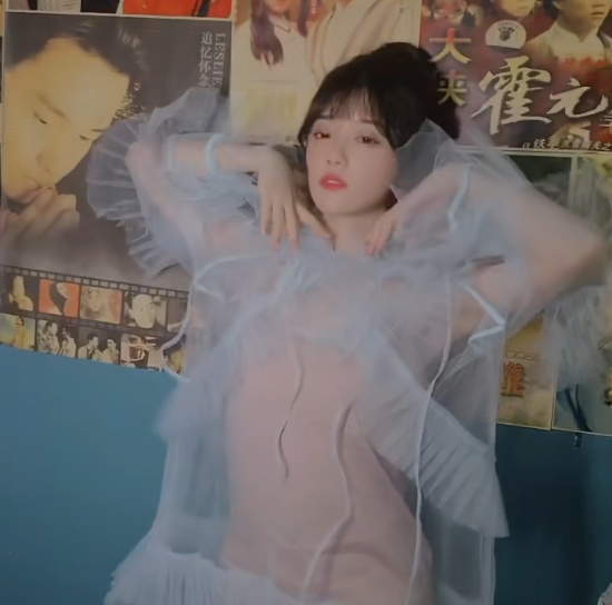 小钰穿半透明薄纱装现身,对比余霜的深v写真,一点都不输气势