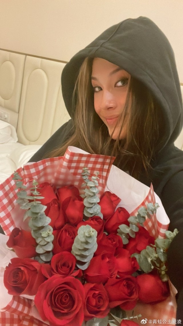 谷爱凌手捧玫瑰花晒自拍情人节快乐69