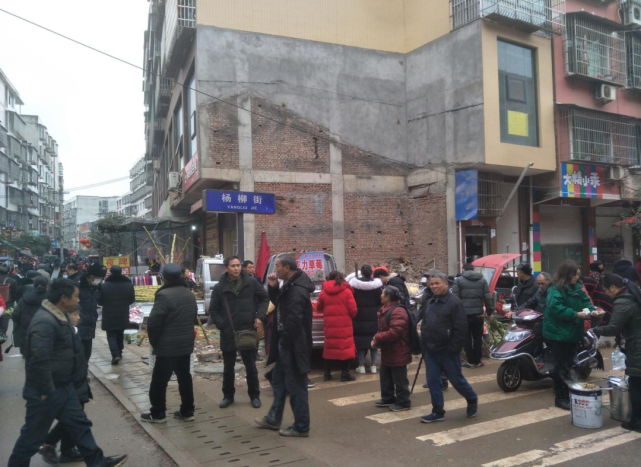改进作风服务群众丨安岳姚市镇成功拆除场镇占道危房获群众点赞