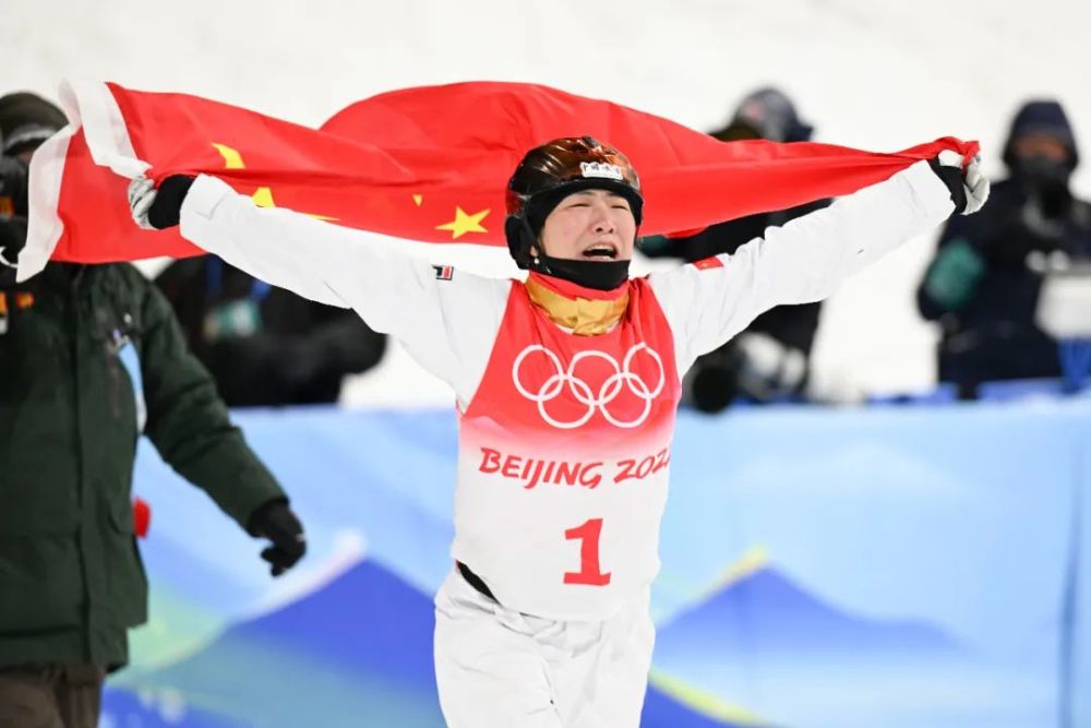 这是徐梦桃个人第4届冬奥会,她10日率队拿下混合团体银牌.