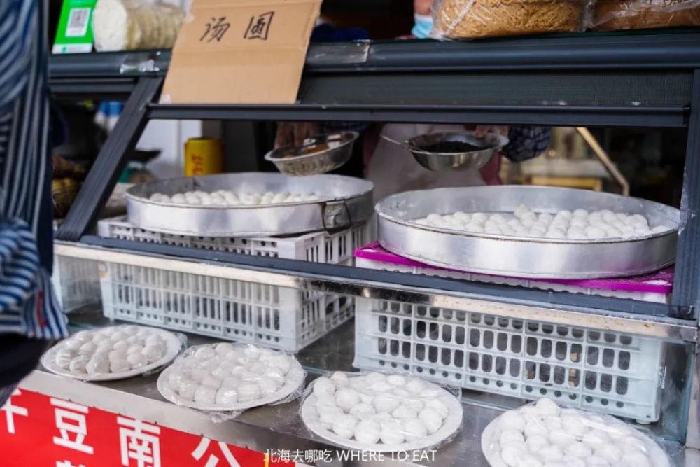 每年每个带着美食味道的节点,手工汤圆,鸡屎藤,各种籺在这里的摊位