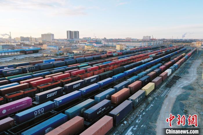 图为二连浩特铁路口岸现场.