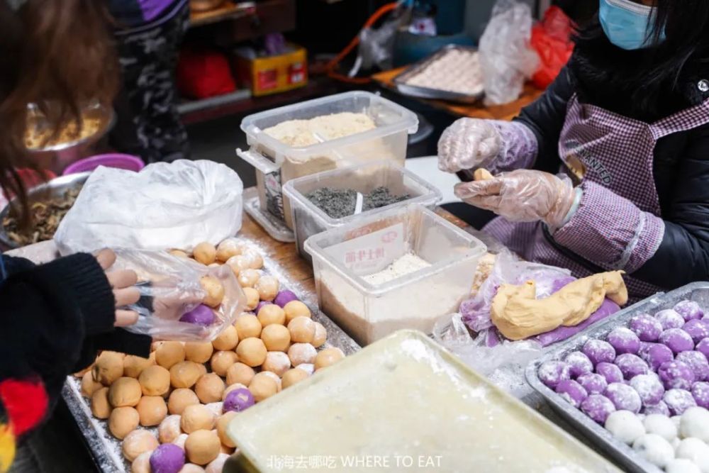 市场还有其他摊位也有卖汤圆,价格是15-23元不等的价格,除了传统手工