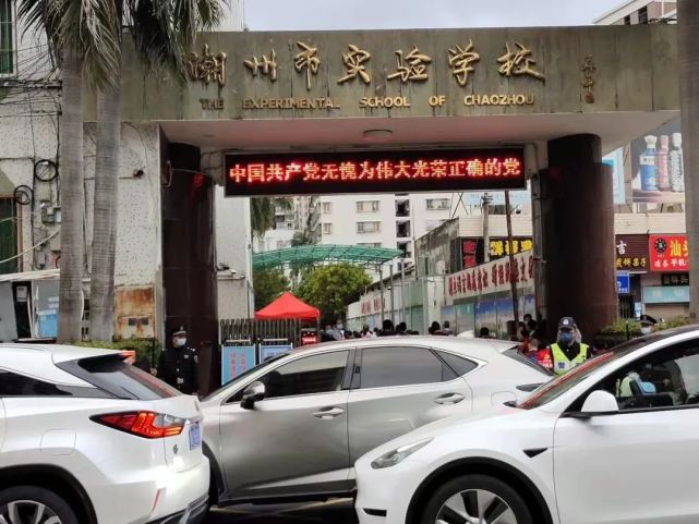 支隊長帶領管理行動大隊,基層指導大隊民警,對市綿德小學進行安全檢查