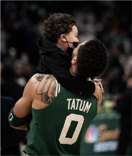 别看塔图姆只有23岁,但他的儿子deuce已经4岁了.