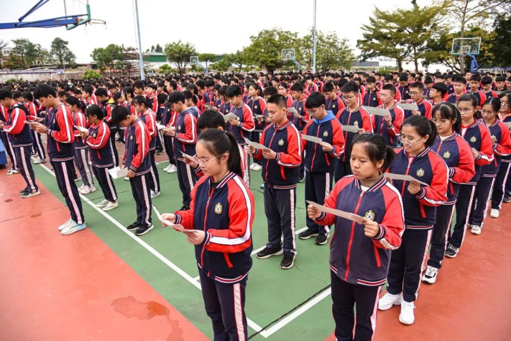 高州市黄冈实验学校迎着晨曦发出青春誓言引导学生树立正确理想信念