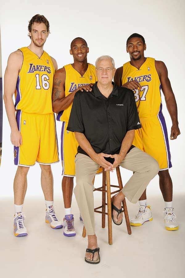 瓦妮莎情人节现身nfl决赛,穿纪念科比t恤