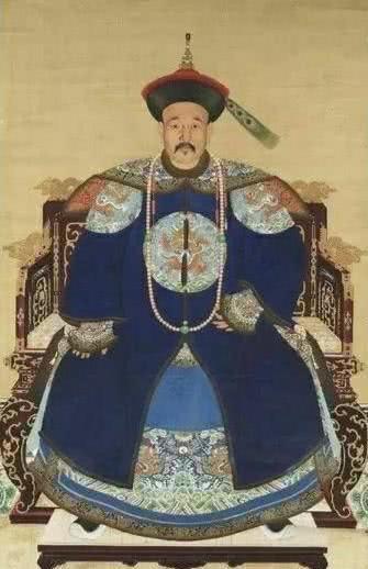 没有爵位者被称为闲散宗室,乾隆年间起,赏穿戴四品武职顶带袍服.