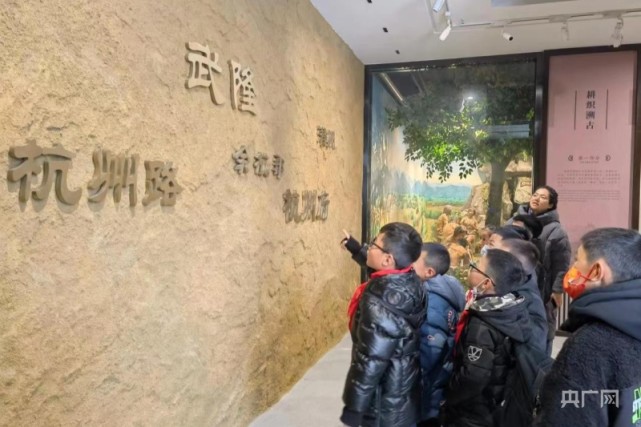 小學生參觀博物館(央廣網發 通訊員供圖)在於潛鎮耕織圖博物館,臨安區