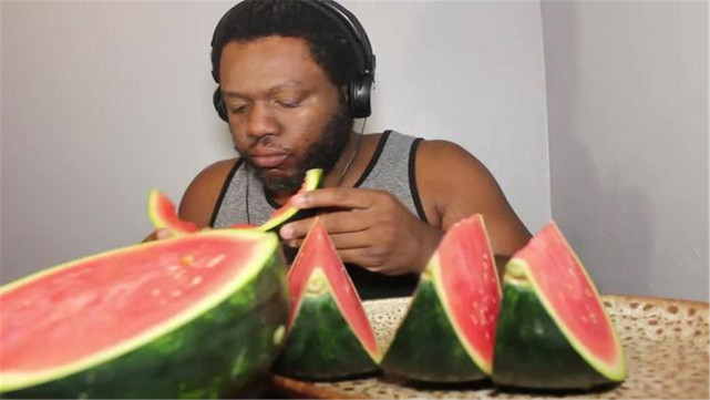 美国人失去吃瓜自由无人敢在黑人面前吃西瓜否则会被暴打