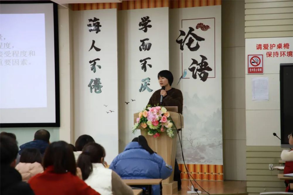 数学组代表肖宁老师围绕《如何提升学科成绩》一题,从习惯培养,情感