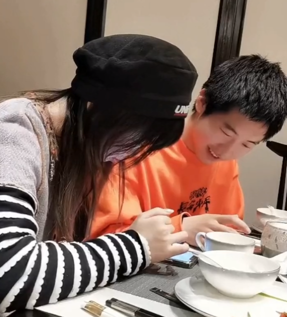 孙海洋背卓妈秀恩爱孙卓调侃猪八戒背媳妇却要求姐姐背他