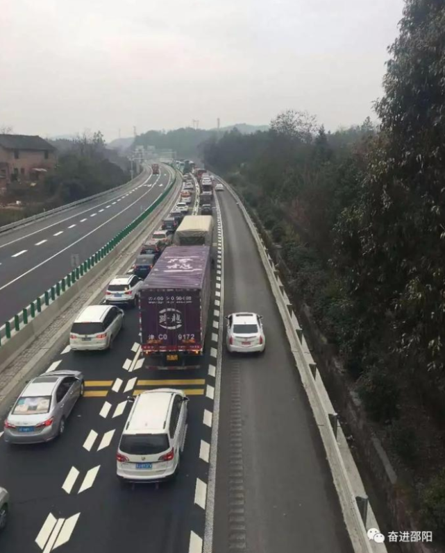 沪昆高速堵车最新图片