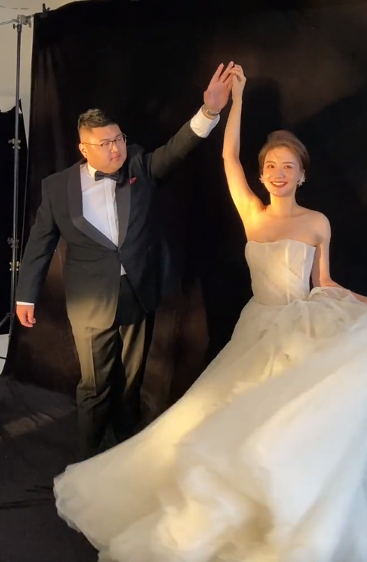 四千万粉网红猴哥拍婚纱照眼中却无喜悦之情老婆身份不简单