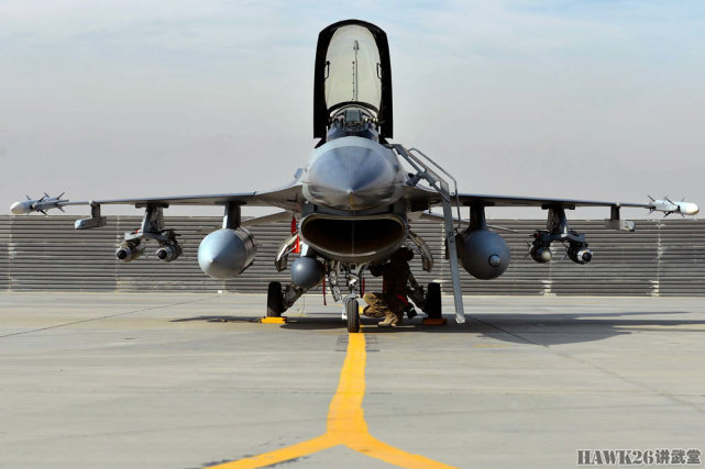 通常,一架f-16或其他战机可能会挂载两枚jsow,或者通过四个单独挂架