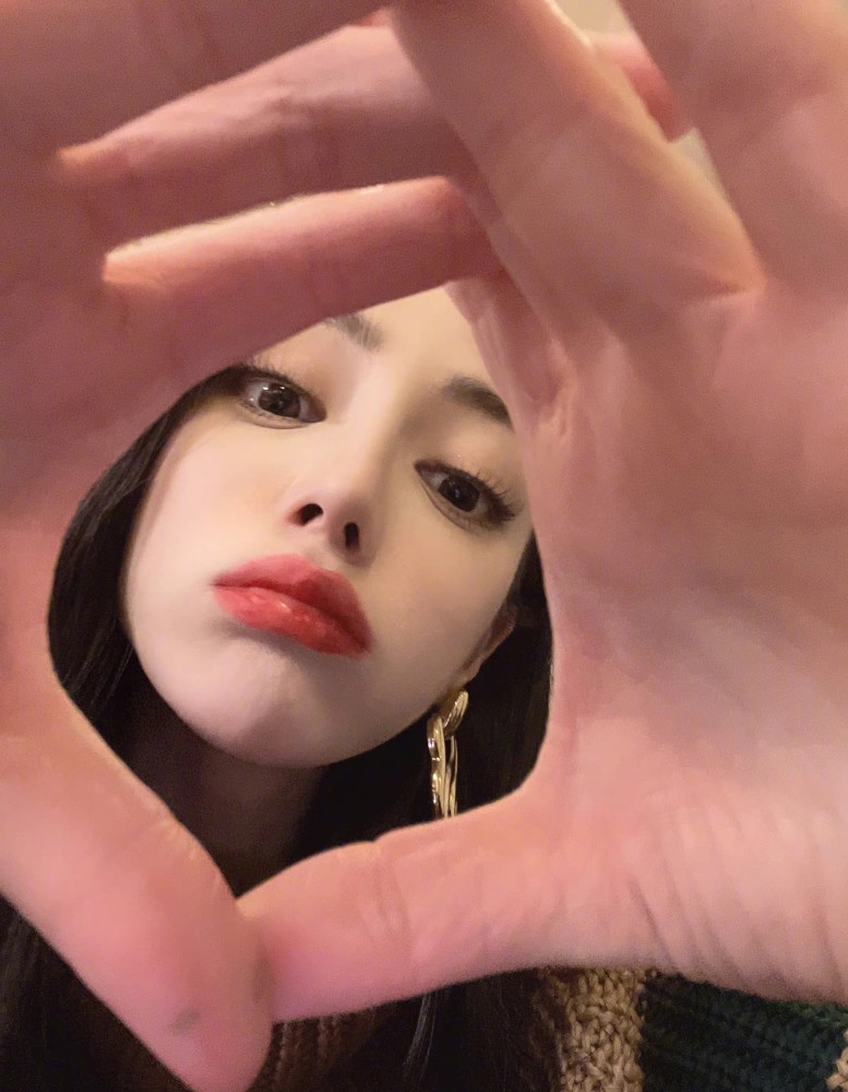 迪丽热巴元宵节花式自拍,嘟嘴卖萌满脸无辜,五官优越无可挑剔_腾讯