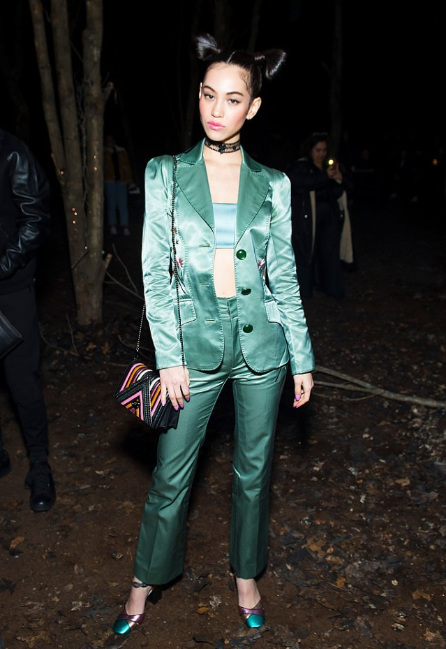 水原希子42kg体重好真实穿西装看得出身材多单薄气场却挺强