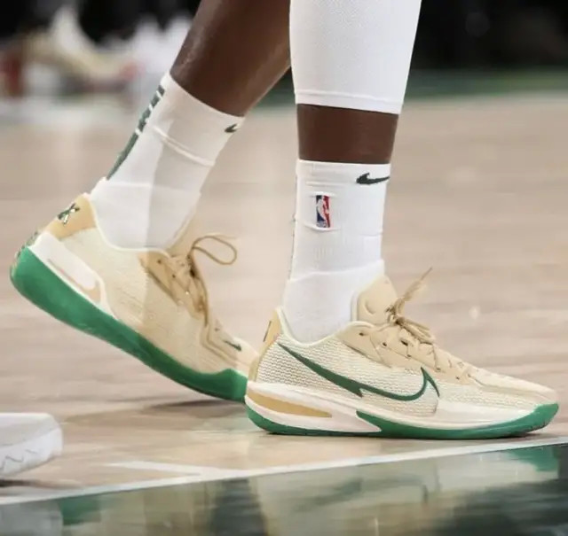 上脚:炫彩的swoosh很有个性nike zoom freak 3 pe雄鹿球星字母哥上脚