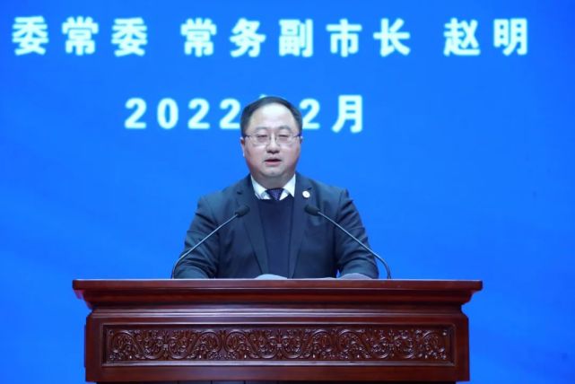 发言会议对突出贡献企业,十强企业和十优企业进行了颁奖市政府办公室