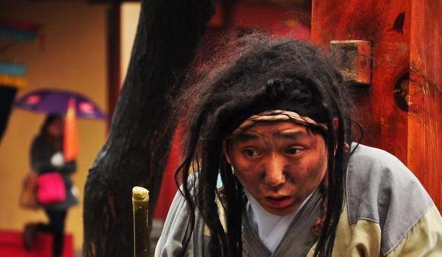 唐朝一地痞混混埋葬父亲时挖出龙穴三十年后成为开国之君