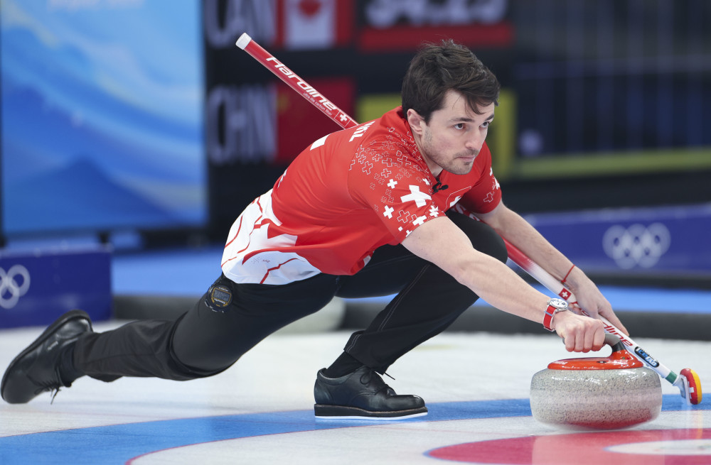 2月15日,瑞士队选手伯努瓦·施瓦茨(左),斯文·米歇尔在比赛中.