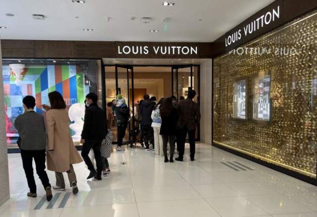 昨天下午,钱江晚报·小时新闻记者在杭州大厦的lv专柜门口排队5分钟后