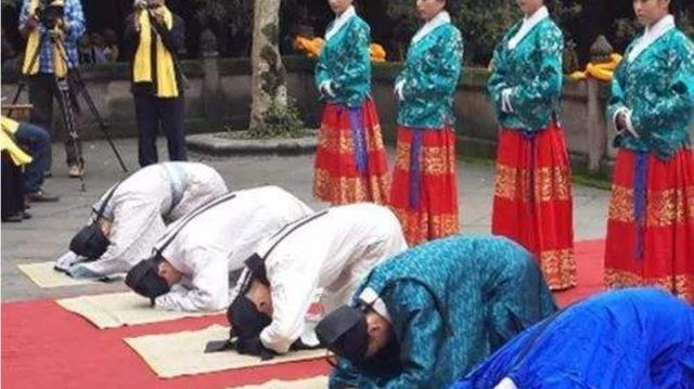 清朝时有没有见皇帝不用下跪的人还真有