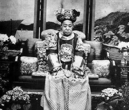 她是满洲镶红旗人,祖父是陕甘总督裕泰,父亲是户部右侍郎.