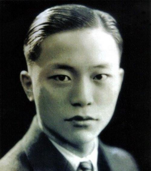 爷爷俞明震和父亲俞大纯经常给他讲解国家的危难形势,告诉他"天下兴亡