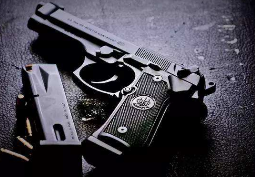 虽然现如今绝大多数的国家都明令禁枪,但军队,警察,保镖这类特殊职业