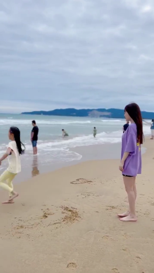 李小璐带女儿三亚游玩超惬意怀抱甜馨尽显好妈妈形象