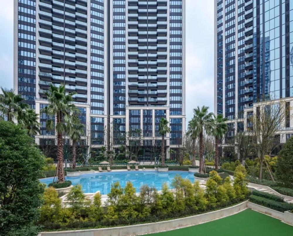 成都诚园一期业主因擅自封阳台被物业告最终还败诉了