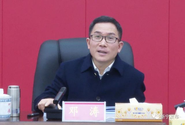 县委书记邓涛主持召开县城防洪堤项目水利工程及沿江风光带设计审查会