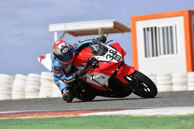 虎年春节特辑三每天进步一点点专访乐速车队谭燕杰