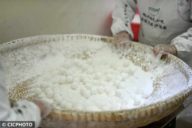 贵州凤冈滚沙汤圆香飘元宵节