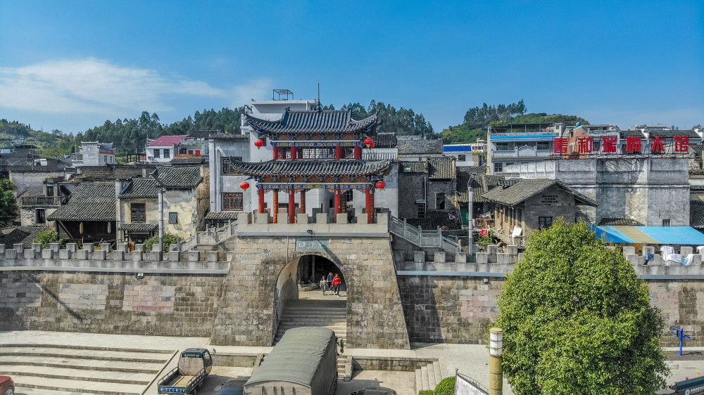 他的原型就是湖南新晃龙溪口古镇的姚大榜,而电视剧就是根据他的事来